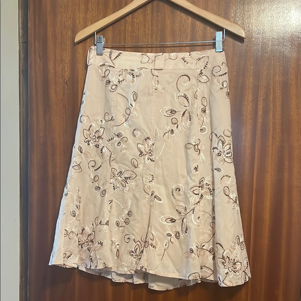 RW&Co Elegant Floral Embroidered Skirt. Sz 4 EUC Lined.